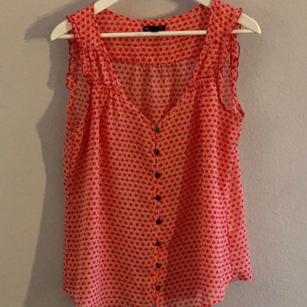 Gap Red Daisy Patterned Shell w/ Button and Ruffle